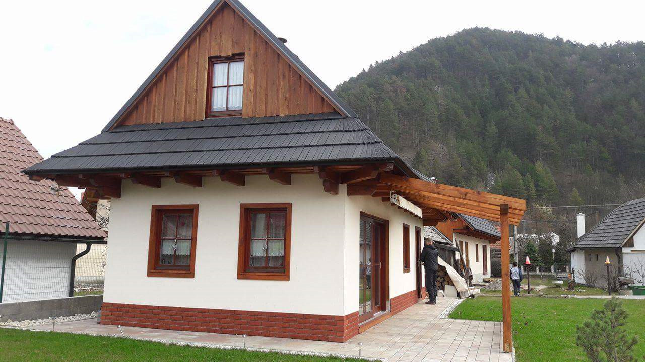 Sendvičová drevostavba v kostýme drevenice