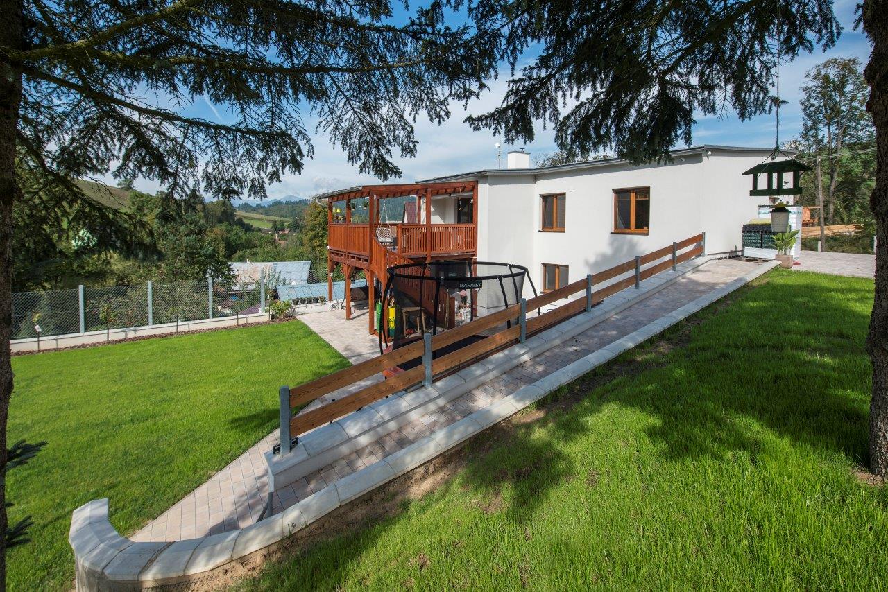 Zo staršieho domu moderné sídlo pre mladú rodinku